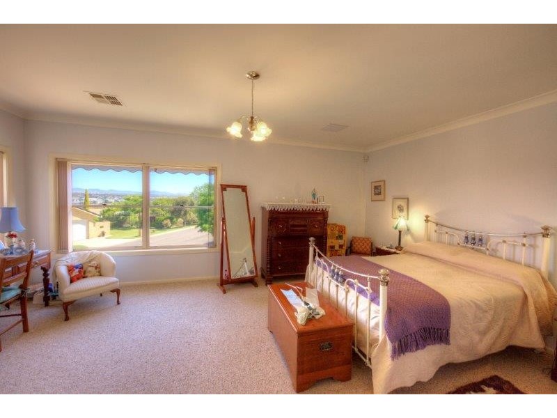 11 Bradley Place, Tamworth NSW 2340