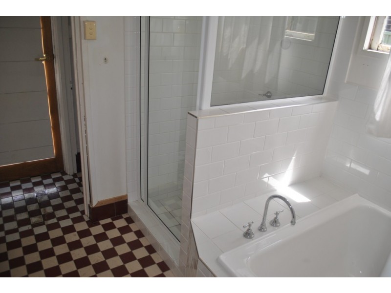 24 White Street, Tamworth NSW 2340