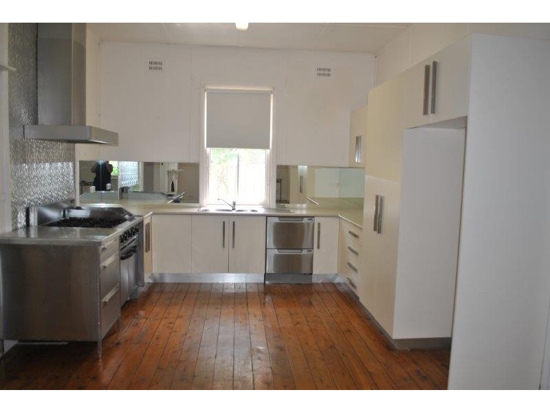 24 White Street, Tamworth NSW 2340