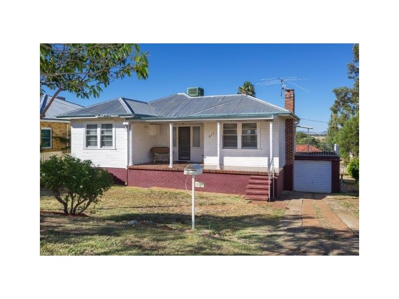 211 Carthage Street, Tamworth NSW 2340