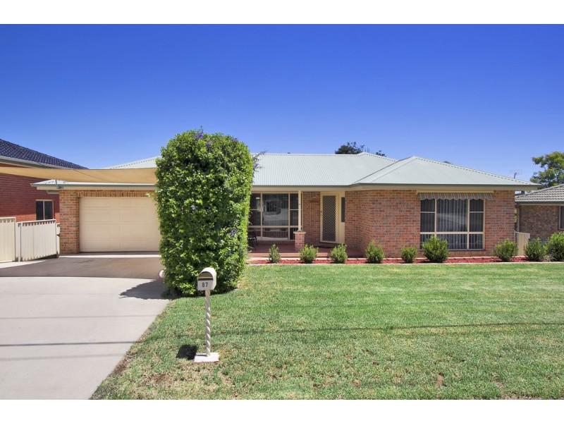 87 Glengarvin Drive, Tamworth NSW 2340