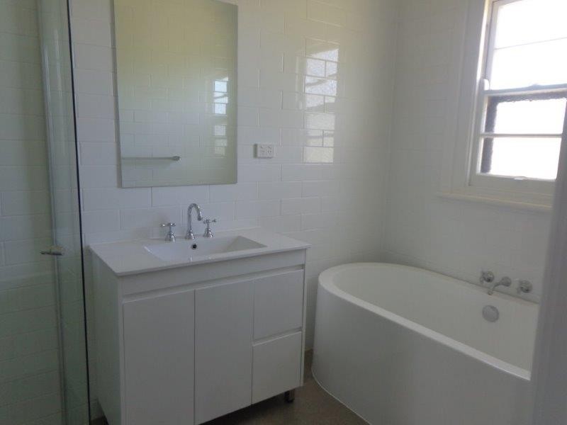 8 Regal Park Drive, Tamworth NSW 2340