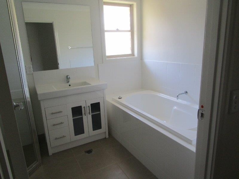 8 Regal Park Drive, Tamworth NSW 2340