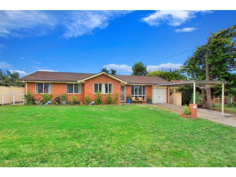 12 Grant Street, Kootingal NSW 2352