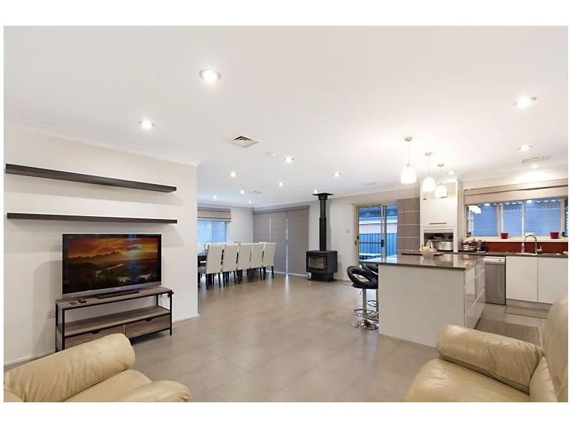 25 Manorhouse Boulevard, Quakers Hill NSW 2763