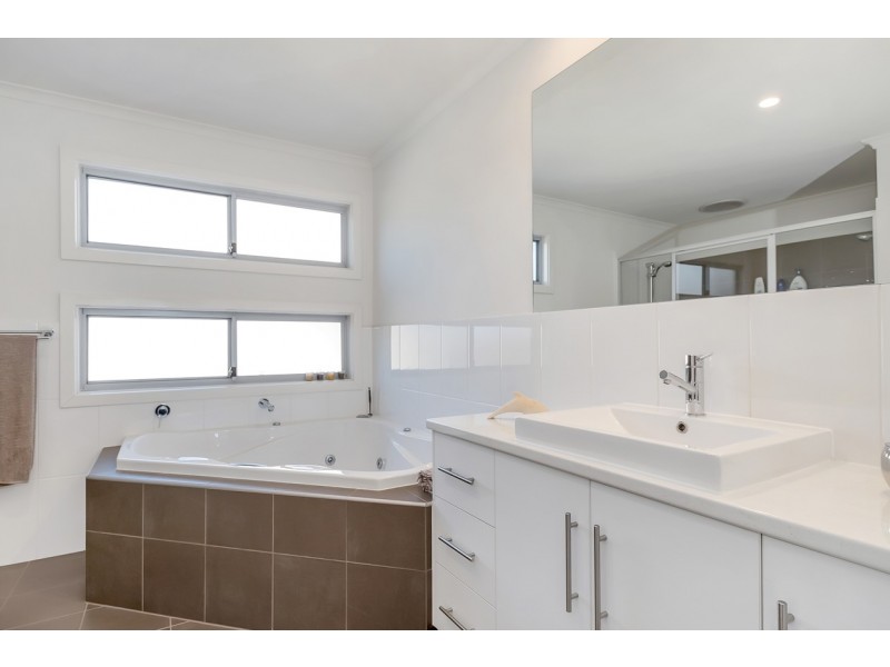 11 Barton Avenue, Kingston Park SA 5049