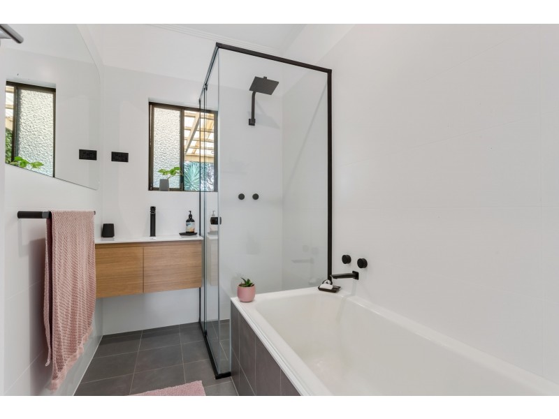 4 Edwards Avenue, Park Holme SA 5043