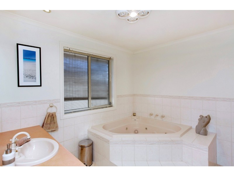 24 Barracoota Crescent, Aldinga Beach SA 5173