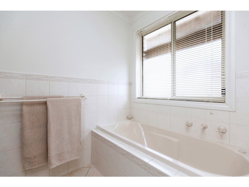 24 Barracoota Crescent, Aldinga Beach SA 5173