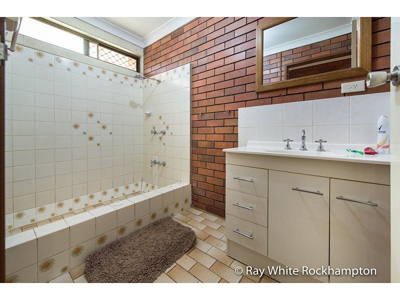 2/287 Hutton Street, Berserker QLD 4701