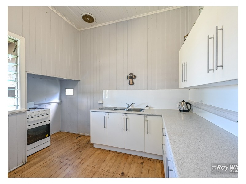 350 East Street, Depot Hill QLD 4700