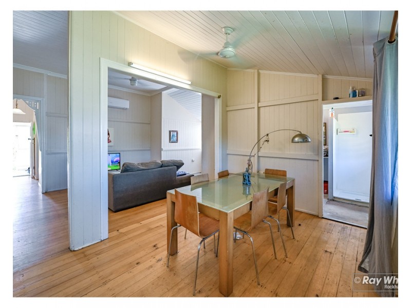 350 East Street, Depot Hill QLD 4700