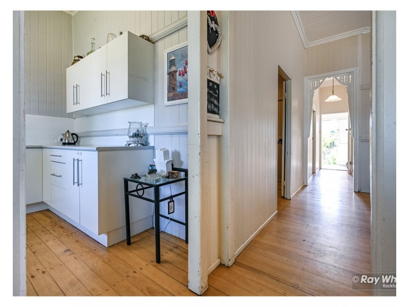 350 East Street, Depot Hill QLD 4700