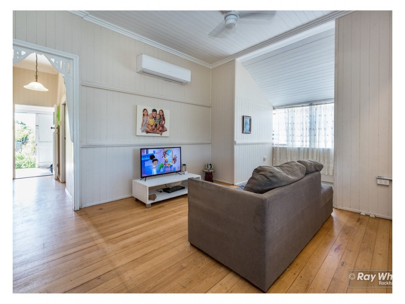 350 East Street, Depot Hill QLD 4700