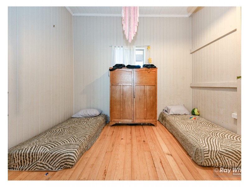 350 East Street, Depot Hill QLD 4700