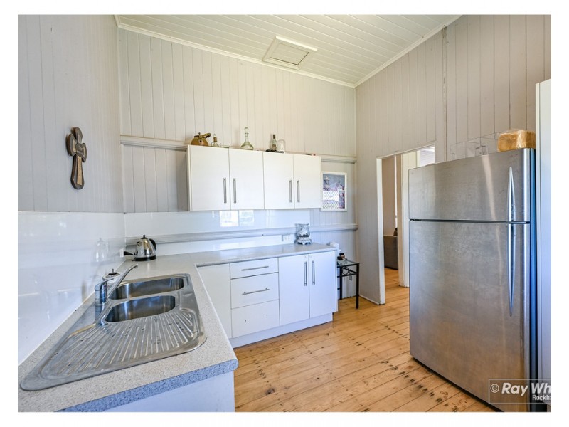 350 East Street, Depot Hill QLD 4700