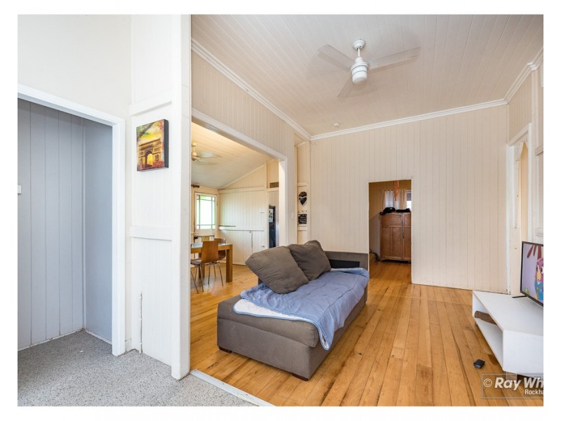 350 East Street, Depot Hill QLD 4700