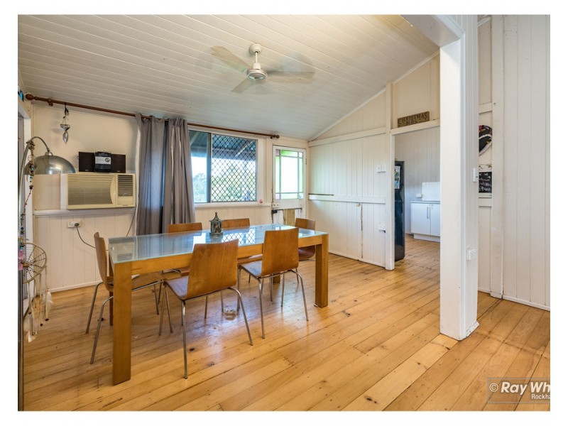 350 East Street, Depot Hill QLD 4700