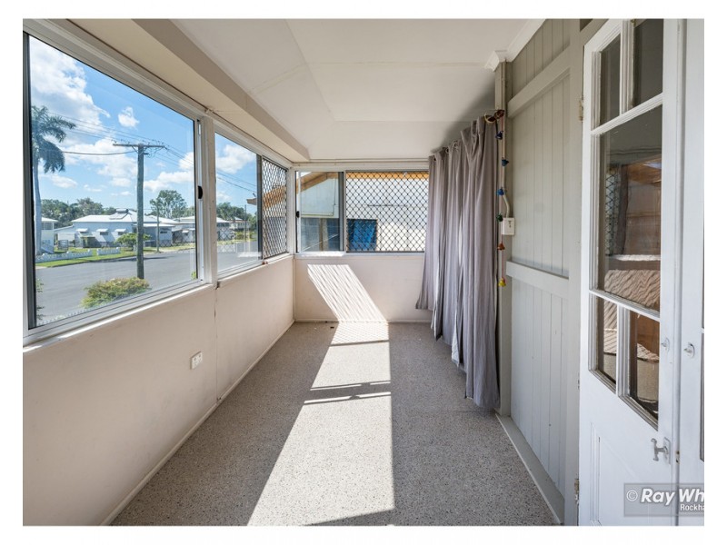 350 East Street, Depot Hill QLD 4700