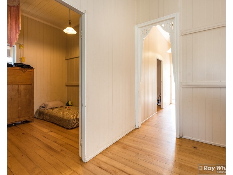 350 East Street, Depot Hill QLD 4700