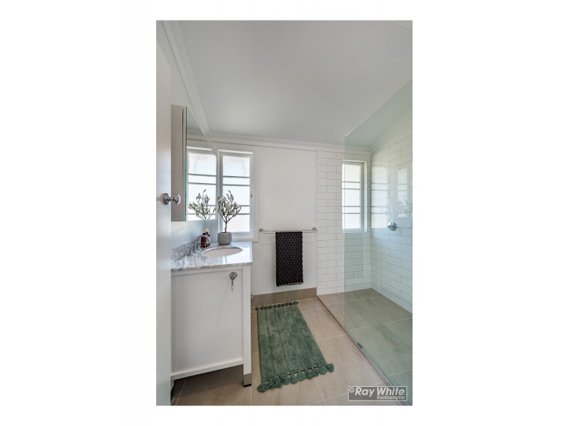 3 Queen Street, The Range QLD 4700