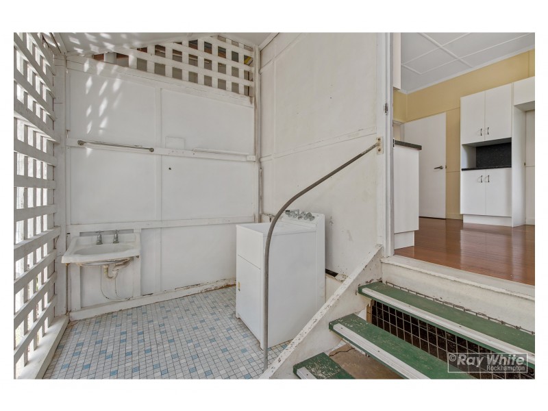 90 Main Street, Park Avenue QLD 4701