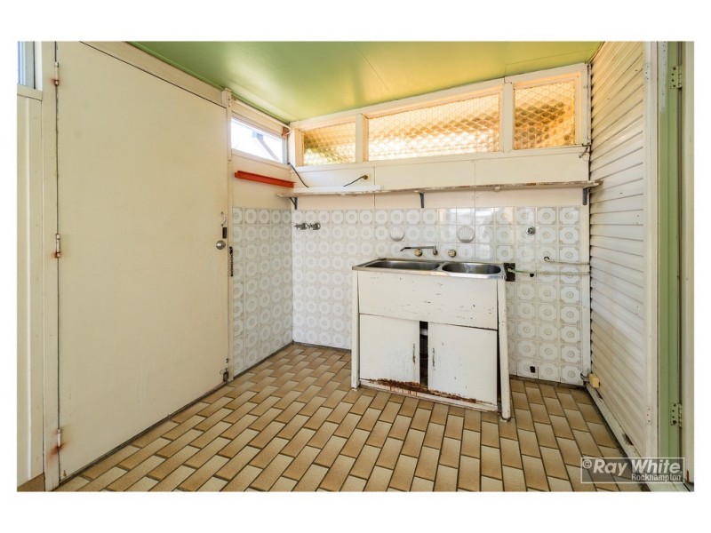 9 Hardy Avenue, Park Avenue QLD 4701