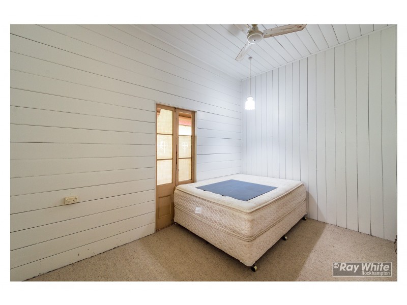 352 East Street, Depot Hill QLD 4700