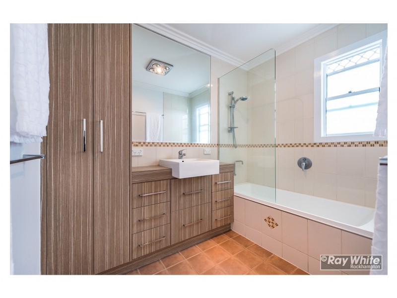 224 Richardson Road, Park Avenue QLD 4701