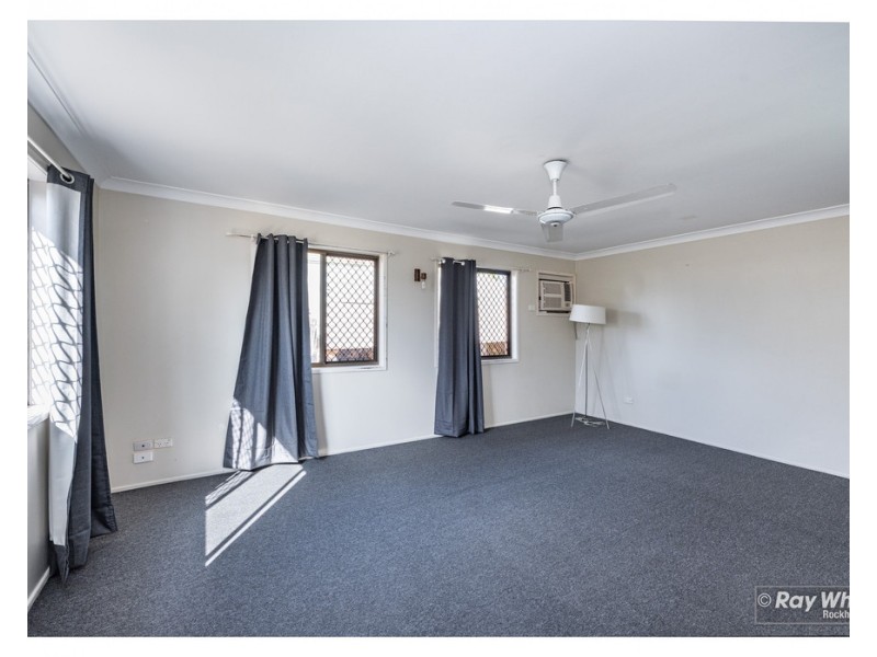 2/72 Medcraf Street, Park Avenue QLD 4701