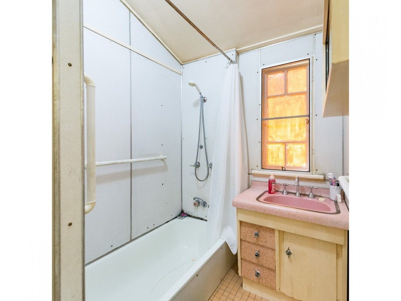 1 Tung Yeen Street, Park Avenue QLD 4701