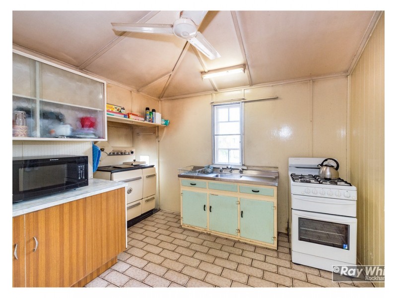 1 Tung Yeen Street, Park Avenue QLD 4701