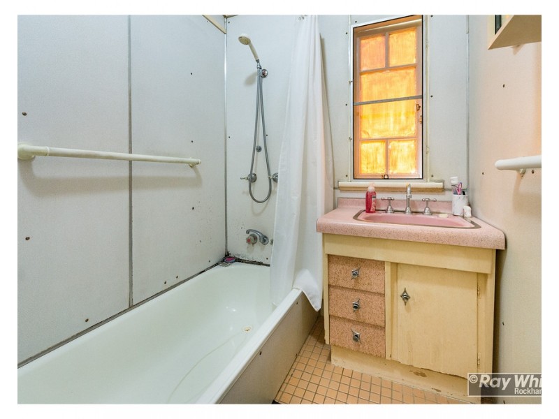 1 Tung Yeen Street, Park Avenue QLD 4701