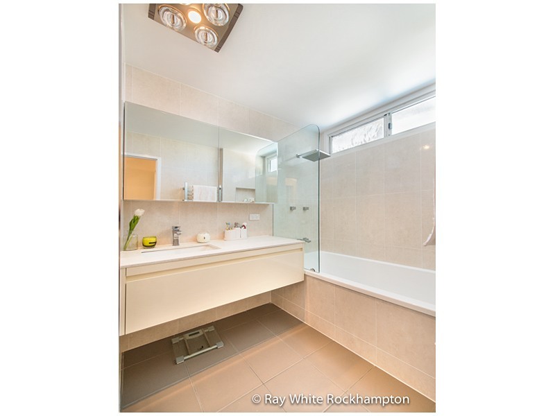 33 Barker Street, Kawana QLD 4701