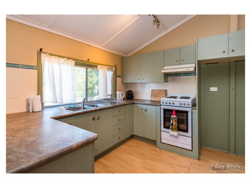 2 Medcraf Street, Park Avenue QLD 4701