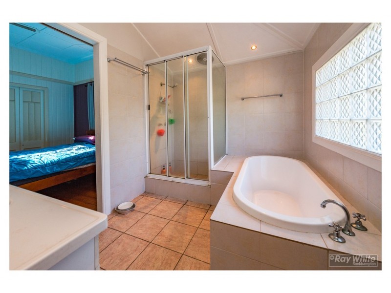 2 Medcraf Street, Park Avenue QLD 4701