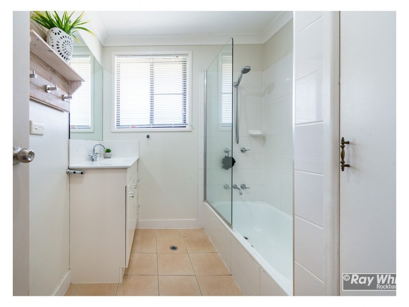 15 Sunrise Crescent, Gracemere QLD 4702