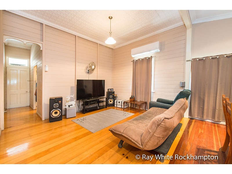 90 West Street, The Range QLD 4700