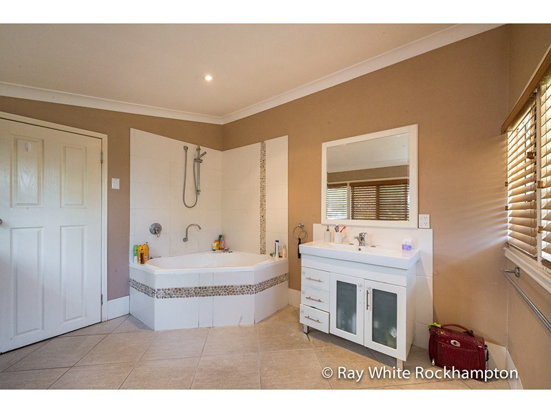 90 West Street, The Range QLD 4700