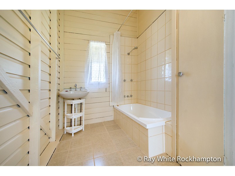 365 East Street, Depot Hill QLD 4700