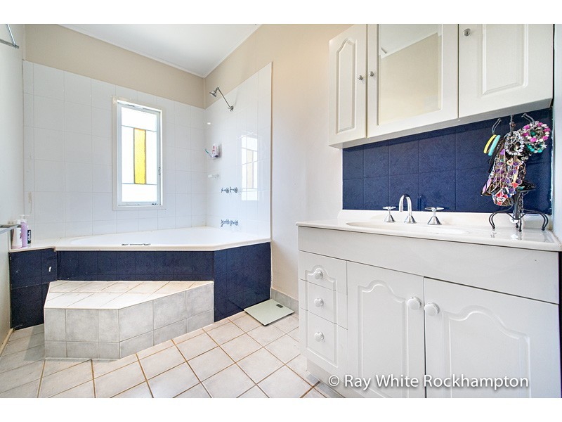 253 Hutton Street, Berserker QLD 4701