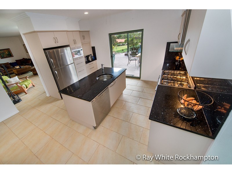 8 Laura Close, Rockyview QLD 4701