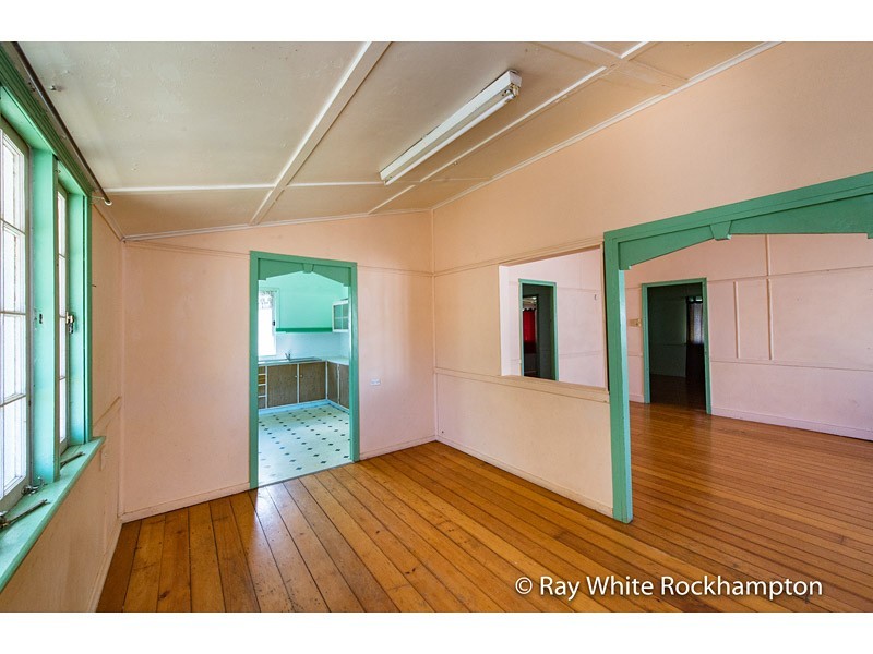 54 Main Street, Park Avenue QLD 4701