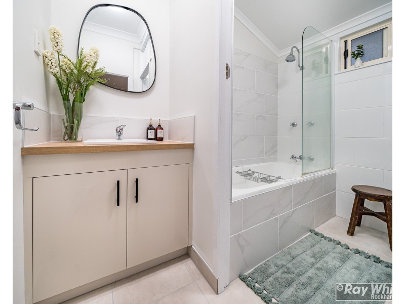 8 Cousins Street, The Range QLD 4700