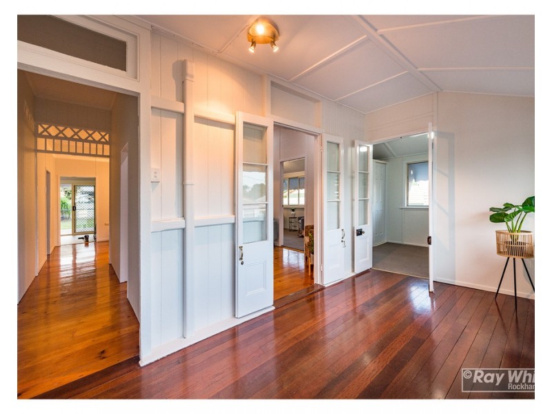 8 Cousins Street, The Range QLD 4700