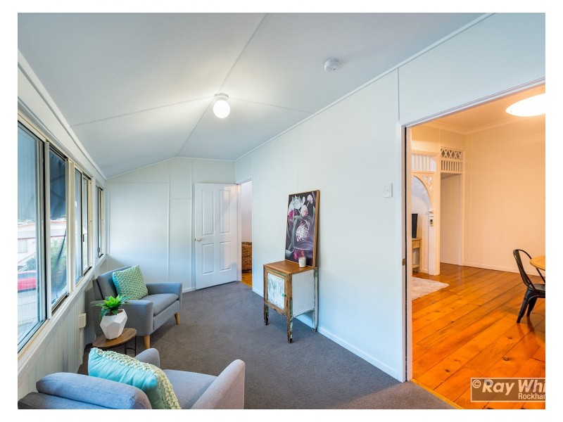 8 Cousins Street, The Range QLD 4700