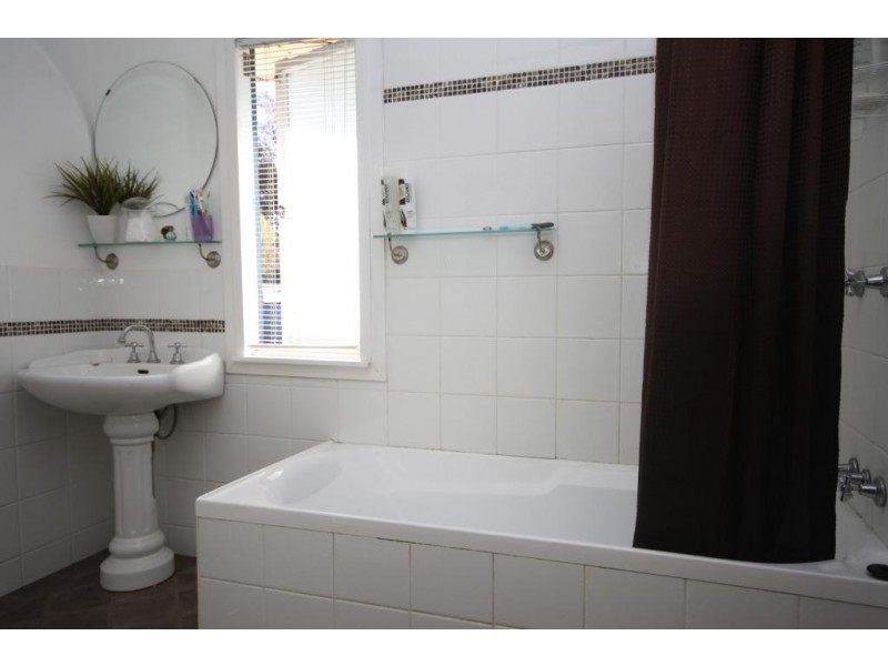 4 John Gray Avenue, Wee Waa NSW 2388