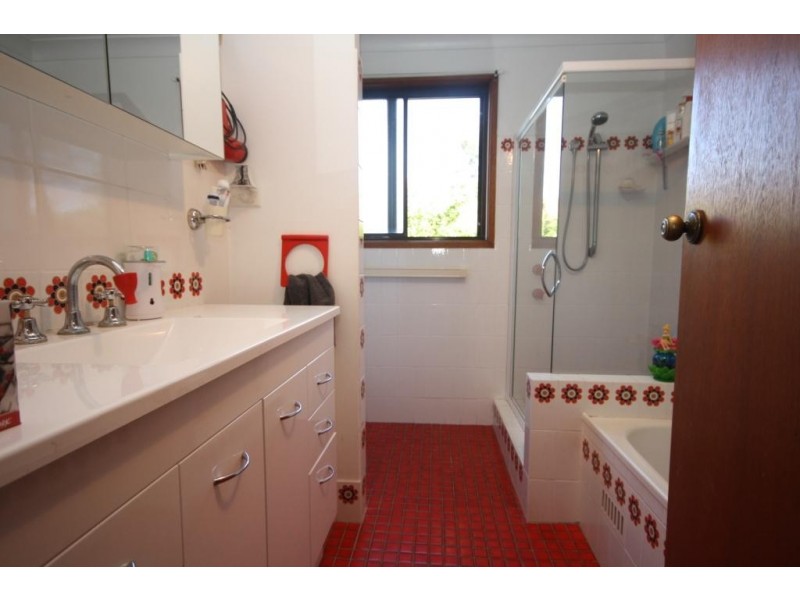 2 Lenore Crescent, Wee Waa NSW 2388