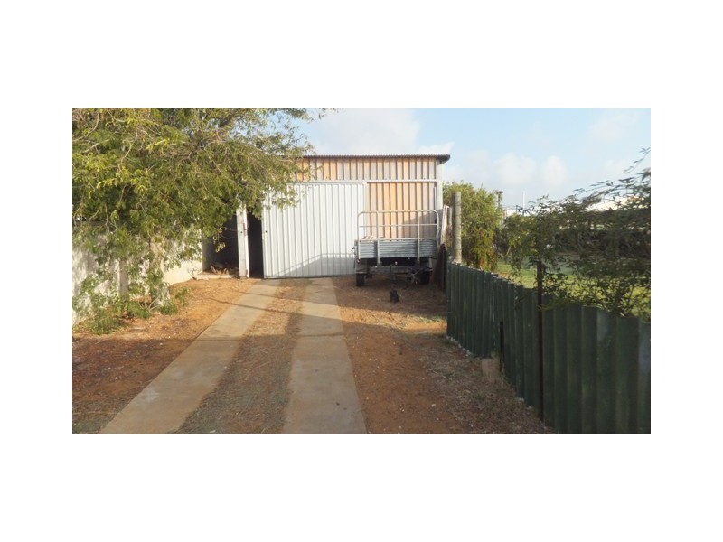 33 DOUGLAS STREET, Carnarvon WA 6701