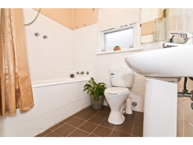 15 Binalong Road, Pendle Hill NSW 2145